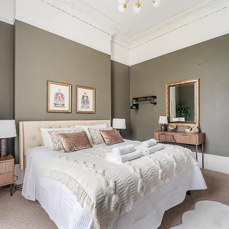 Sophisticated With Clifton Views Apartment *