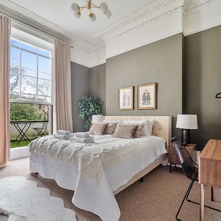 Апартаменти Sophisticated With Clifton Views