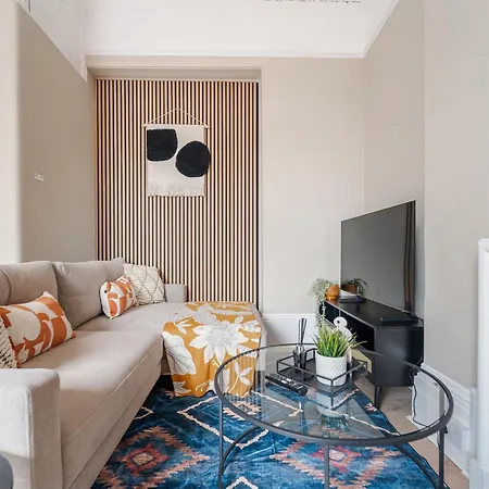 Sophisticated With Clifton Views *