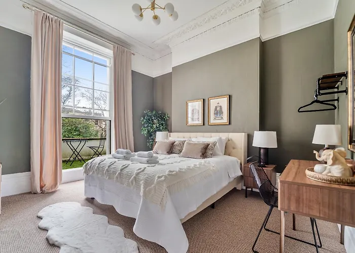 شقة Sophisticated With Clifton Views