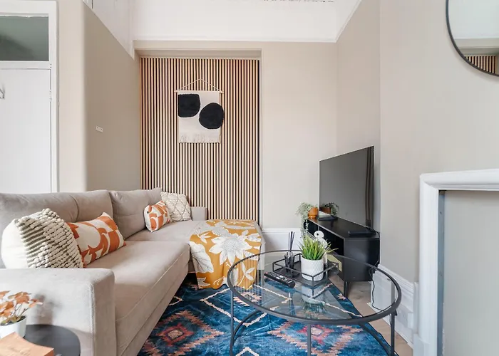 Sophisticated With Clifton Views *